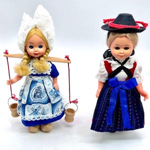 Kavel van 2 vintage souvenirpoppen – Hollands met klompen en melkemmers + Europese kostuumpop – gratis verzending in de VS