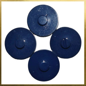 Vier marineblauwe en crèmekleurige mantel/jasknopen 1,4 cm breed Vintage VGVC afbeelding 3