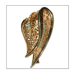 Gold Metall durchbohrte gefaltete Blatt-Brosche Türkis Glasperlen-Dekoration • Ordentlicher Zustand • Zur Restaurierung, Türkis fehlt • Vintage 50er Jahre.
