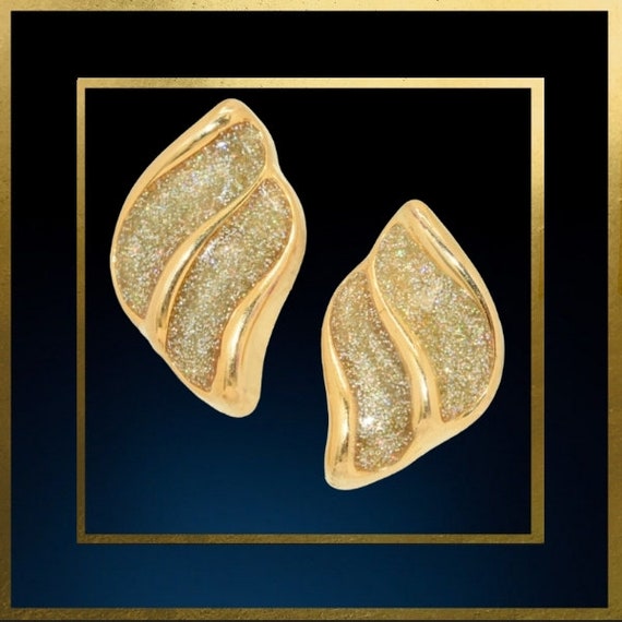 Abstract Curved Swirl Diamond Shaped Cream Gold To