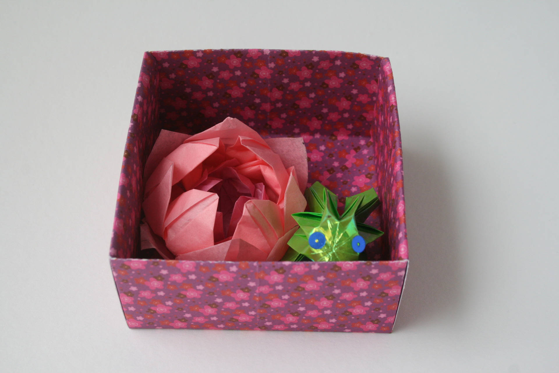 Boîte à Nénuphar et Grenouille Verte en Origami