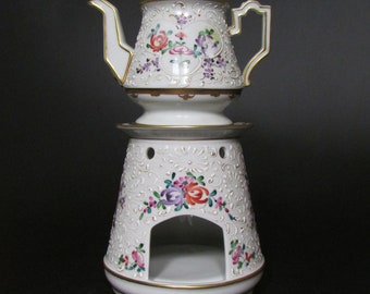 French, in the style of the Compagnie des Indes. Porcelain teapot decorated with flowers.