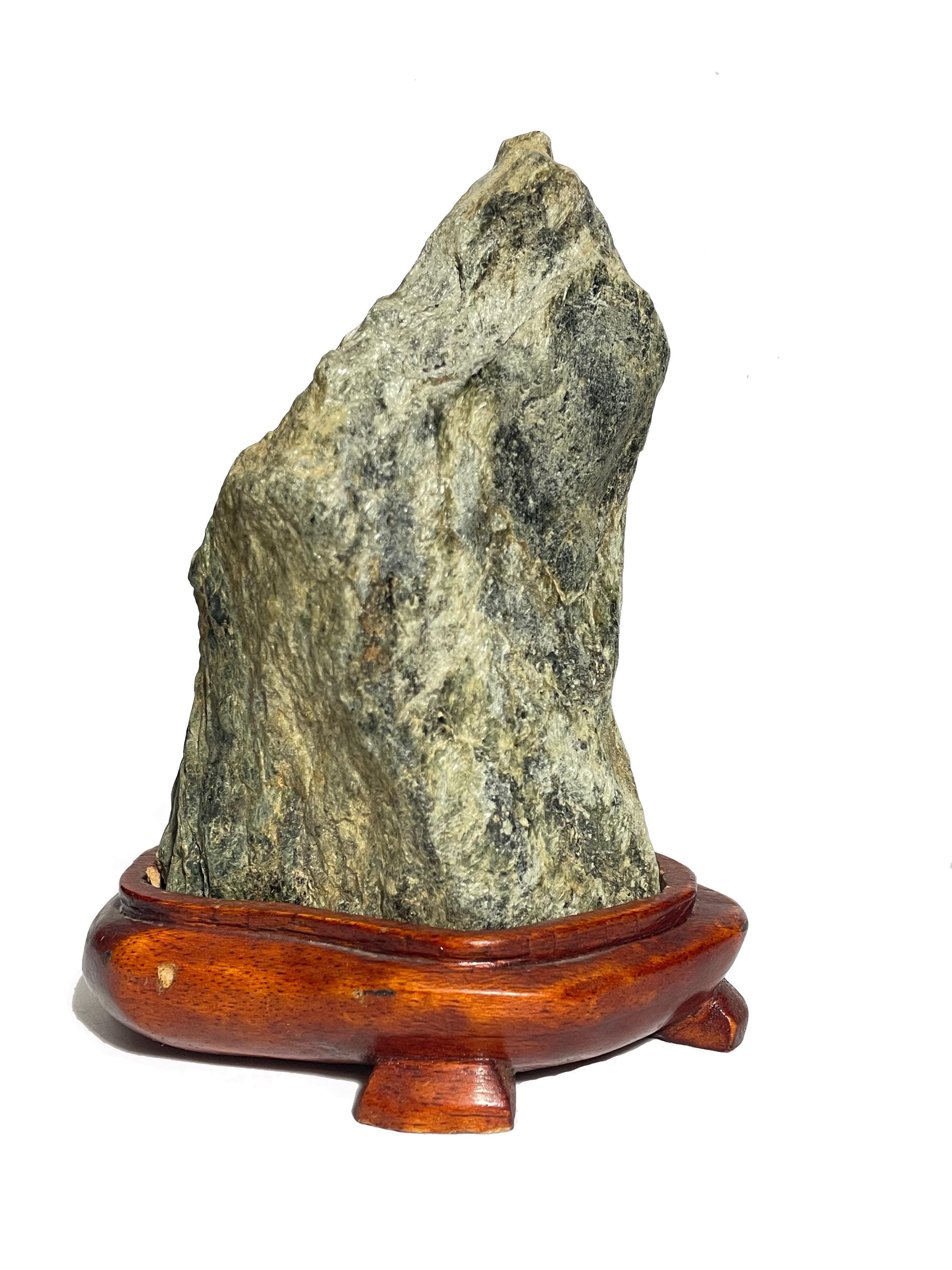 木製の台座に置かれた蛇紋石学者の岩 - Etsy 日本