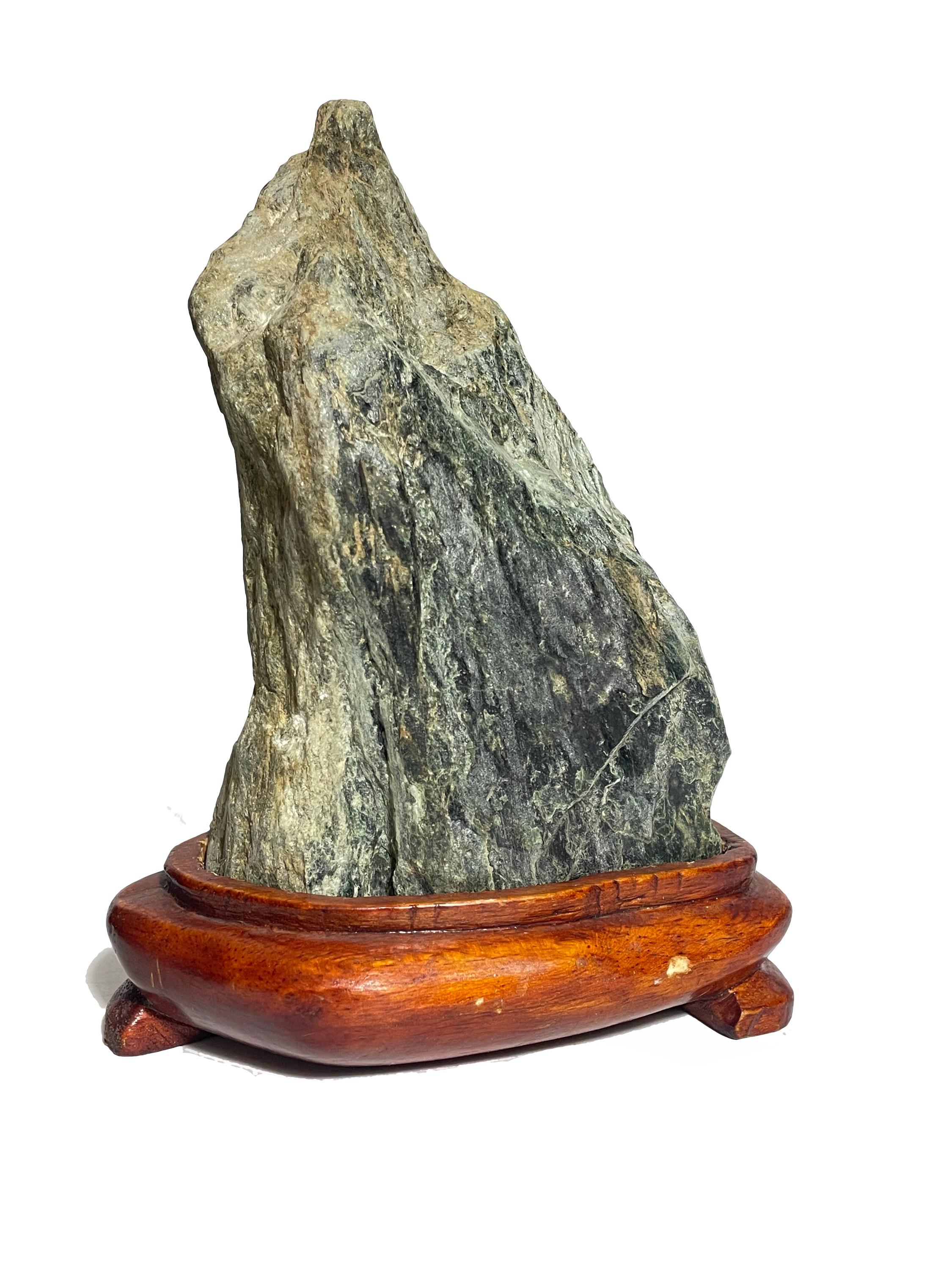 木製の台座に置かれた蛇紋石学者の岩 - Etsy 日本