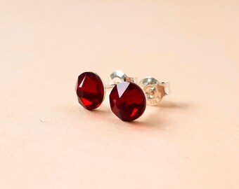 Januari Birthstone Studs, Rode Swarovski Crystal Studs, Kleine Sterling Zilveren Oorbellen, Sierlijke Alledaagse Oorbellen, Verjaardagscadeau voor vrouw