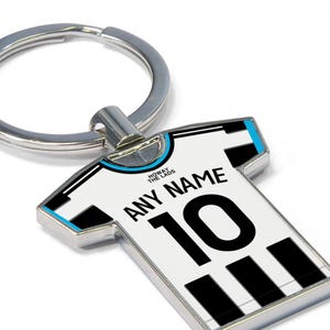 Llavero personalizado de camiseta de fútbol - Llavero de aficionado del Newcastle, llavero de cualquier jugador, ideal para regalar. Equipación 25/26 (Nueva equipación disponible)
