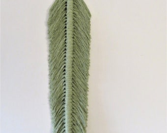 Sage Green Macrame Feather Wall Hanging //Green//Macramé Feather