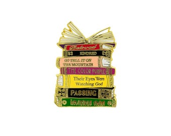 Zwarte literaire klassiekers boekenstapel goud emaille pin