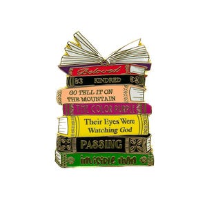 Broche de esmalte dourado com pilha de livros clássicos da literatura negra