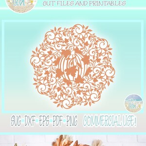 Op de afbeelding: Een bruin pompoenmandala-ontwerp met ingewikkelde details. Het ontwerp is omgeven door bladeren en wijnstokken. Het ontwerp is perfect voor herfstambachten en decoraties.