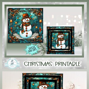 Könnte beinhalten: Eine druckbare Weihnachtskarte mit einem Schneemann in einem blauen und grünen Buntglasdesign. Der Schneemann trägt einen braunen Hut, einen blauen Schal und hat eine Karottennase. Die Karte ist 45,7 cm x 45,7 cm groß und hat 300 DPI.