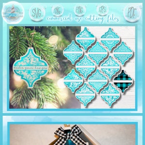 Könnte beinhalten: Türkis-weiße Weihnachtsschmuckstücke mit verschiedenen Designs, darunter ein Büffelkaromuster. Die Ornamente werden an einem Weihnachtsbaum und in einer Box gezeigt. Der Text "harbor grace designs" ist auf den Ornamenten zu sehen.