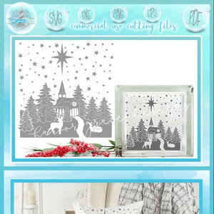 Könnte beinhalten: Ein digitales Design mit einer Kirche, Bäumen, einem Stern und einem Reh in einer verschneiten Waldszene. Das Design ist perfekt für die Herstellung von Weihnachtsbastelarbeiten, wie z. B. einem Kissen, einem Glasblock oder einem Schneidebrett.