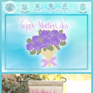 Puede incluir: Una descarga digital de un diseño imprimible para una bandera de jardín con un ramo de flores moradas con una cinta rosa y el texto "Feliz Día de la Madre".