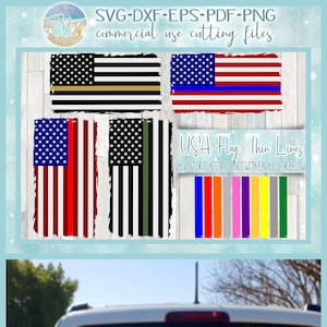 Może przedstawiać: Cztery cyfrowe projekty amerykańskiej flagi z cienkimi liniami w różnych kolorach. Projekty obejmują cienką złotą linię, cienką niebieską linię, cienką czerwoną linię i cienką zieloną linię. Tekst "USA Flag Thin Lines" jest wyświetlany nad projektami. Tekst "4 VECTOR FLAGS & 10 PNGS WITH EACH COLOR BELOW" jest wyświetlany pod projektami. Projekty są wyświetlane na tle imitującym drewno. Biały samochód z naklejką amerykańskiej flagi z cienką zieloną linią na tylnej szybie jest wyświetlany pod projektami.