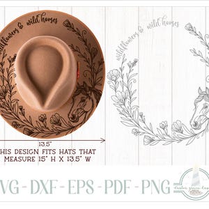 Puede incluir: Un sombrero de fieltro color canela con un diseño de líneas negras de una cabeza de caballo rodeada de flores silvestres y el texto "wildflowers & wild horses". El diseño mide 38,1 cm de alto por 34,3 cm de ancho. La imagen muestra los formatos SVG, DXF, EPS, PDF y PNG.
