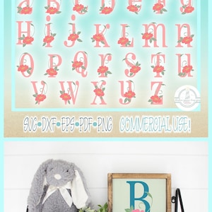 Op de afbeelding: Een digitale alfabetset met roze letters versierd met rode bloemaccenten en groene bladeren. De afbeelding bevat de tekst Harbor Grace Designs, SVG-DXF-EPS-PDF-PNG, COMMERCIAL USE en een projectidee met de letter B in een lijst.
