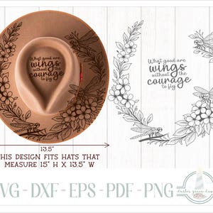 Puede incluir: Un sombrero color canela con un diseño floral y de libélulas, que mide 38 cm de alto y 34 cm de ancho. El sombrero presenta la cita: "¿De qué sirven las alas sin el coraje de volar?" También se muestra una corona floral y de libélulas a juego.