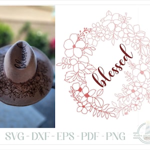 Puede incluir: Un sombrero de fieltro color canela con un diseño de corona floral marrón oscuro grabado en el ala y la palabra blessed escrita en cursiva en la copa, junto a un gráfico digital de la misma corona floral y la palabra blessed en degradado rojo.
