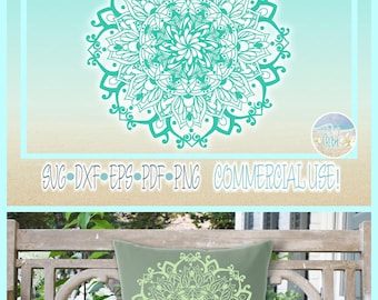 Könnte beinhalten: Eine digitale Grafikdatei mit einem türkisfarbenen Mandala-Design mit komplizierten Blumenmustern, beschriftet mit dem Text SUGCRAZE CUT FILES AND PRINTABLES, SVG, DXF, EPS, PDF, PNG und COMMERCIAL USE, dargestellt auf einem quadratischen Kissen auf einer Bank.