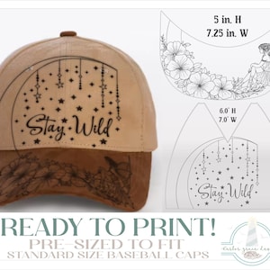 Könnte beinhalten: Eine beige-braune Baseballkappe mit dem Text "Stay Wild" und floralen und sternförmigen Designs. Die Kappe ist 12,7 cm hoch und 18,4 cm breit. Das Bild enthält auch eine Designvorlage zum Drucken.