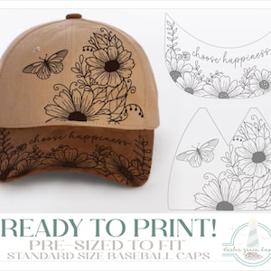 Può includere: Un cappellino da baseball color marrone chiaro con un disegno a linee di fiori e farfalle marrone scuro sulla corona e sulla visiera. Il testo "choose happiness" è stampato in corsivo sulla visiera. A destra sono mostrati due modelli.