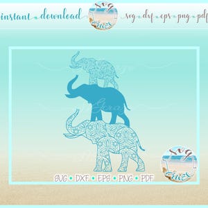 Può includere: Un design grafico digitale che mostra tre elefanti impilati di colore azzurro. Gli elefanti in alto e in basso presentano intricati motivi in stile mandala, mentre quello centrale è una silhouette a tinta unita. Testo: instant download, SVG, DXF, EPS, PNG, PDF.