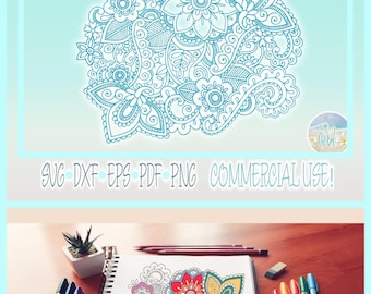 Könnte beinhalten: Eine digitale Grafikdatei mit einem komplexen floralen Mandala-Liniendesign in Cyan. Darunter zeigt ein spiralgebundenes Skizzenbuch dasselbe Design, das teilweise mit roten, gelben, grünen und violetten Stiften ausgemalt wurde, neben mehreren Stiften.