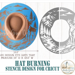 Puede incluir: Una plantilla para quemado de sombreros para Cricut con un diseño de montaña, bosque y ciervo. La plantilla se muestra en azul y blanco, con un sombrero marrón sobre la versión azul. El texto indica que el diseño se ajusta a sombreros de 38,1 cm por 34,3 cm.