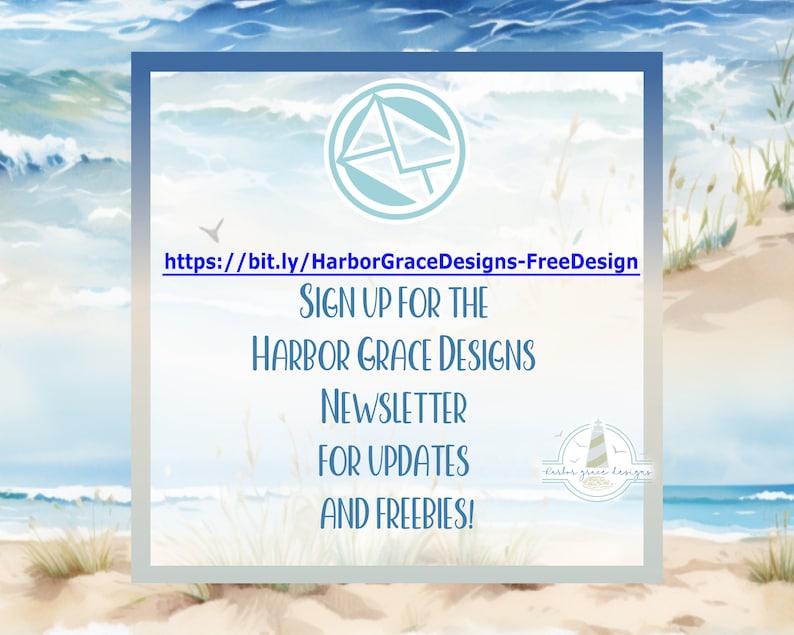 Pu&ograve; includere: Una grafica blu e bianca con un faro e il testo "Harbor Grace Designs" su uno sfondo di spiaggia. Il testo "Sign up for the Harbor Grace Designs Newsletter for updates and freebies!" &egrave; visualizzato. L'URL https://bit.ly/HarborGraceDesigns-FreeDesign &egrave; incluso.