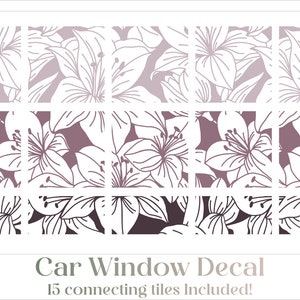 Pu&ograve; includere: Un adesivo per finestrino auto con un design floreale di gigli bianchi su uno sfondo sfumato dal viola chiaro al viola scuro. L'adesivo &egrave; composto da 15 piastrelle che si collegano. Il testo "Car Window Decal" e "15 connecting tiles included!" &egrave; stampato sotto l'immagine.