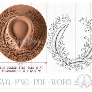 Peut inclure: Un chapeau beige avec un motif décoratif de plumes et de fleurs, mesurant 38 cm de haut et 34 cm de large. Le motif est également présenté sous forme d'illustration en noir et blanc. Le texte "THIS DESIGN FITS HATS THAT MEASURE 15" H X 13.5" W" est inclus.