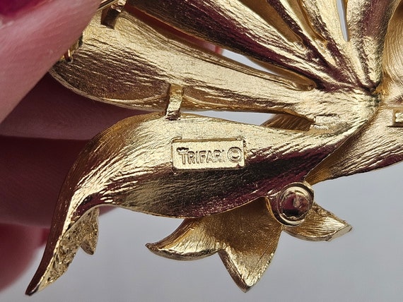 Vintage Crown Trifari Leaf Brooch Pin, Shiny Smoo… - image 6