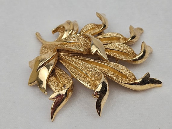 Vintage Crown Trifari Leaf Brooch Pin, Shiny Smoo… - image 4