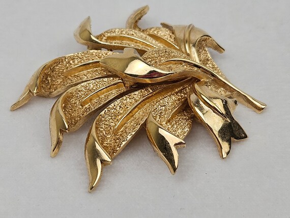 Vintage Crown Trifari Leaf Brooch Pin, Shiny Smoo… - image 3