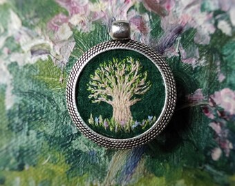 Ciondolo ricamato a mano di quercia / Ricamo Yggdrasil / regalo per gli amanti della foresta / ciondolo del bosco / Gioielli unici / Collana di piante minimali