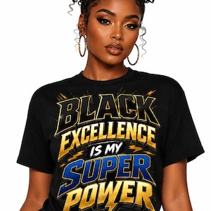 Può includere: Una t-shirt nera a maniche corte con il testo "BLACK EXCELLENCE IS MY SUPER POWER" in un carattere tridimensionale in grassetto. Le lettere sono color oro metallizzato e blu con accenti a forma di fulmine e un effetto ombra grafico.