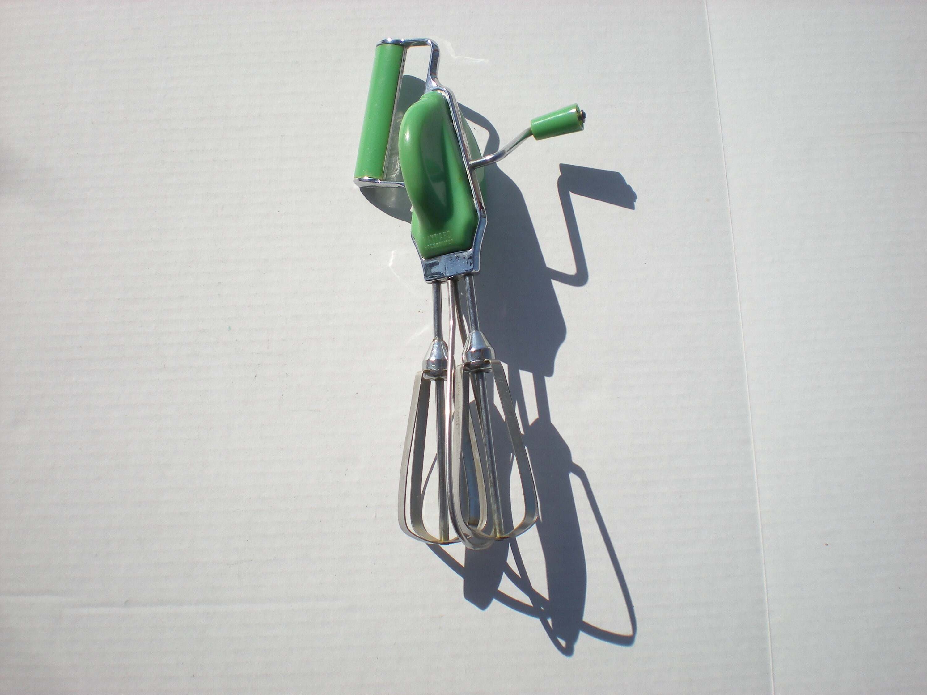 Vintage 1950's A&J Green Yellow Handle Hand Mixer Egg Beater Made in the  USA Shabby Cottage Kitchen /shop/alexlittlethings 
