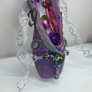 Verzierter Spitzenschuh lila mit Aurora Borealis Steinen/Esmeralda/La Bayadere/Arabischer Nussknacker