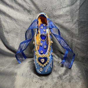 Handgemachte verzierte Spitzenschuh Geschenk Blue Sapphire Hearts
