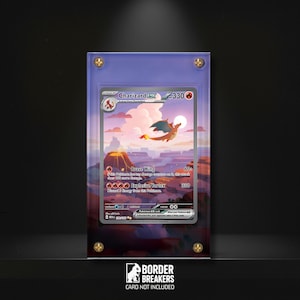 Könnte beinhalten: Eine Charizard EX Pokémon-Karte in einer transparenten Acryl-Vitrine. Die Karte zeigt einen orangefarbenen Drachen vor einer Vulkanlandschaft. Das Gehäuse ist mit goldfarbenen Schrauben befestigt.