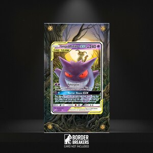 Op de afbeelding: Een rechthoekige acryl displayhouder met een Gengar en Mimikyu GX ruilkaart. De houder heeft vier goudkleurige hoekschroeven en een achtergrondprint met bosthema. De tekst BORDER BREAKERS CARD NOT INCLUDED staat onderaan afgebeeld.