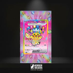 Könnte beinhalten: Eine Pikachu EX Pokémon-Karte in einer transparenten Vitrine. Die Karte zeigt einen gelben Pikachu-Charakter mit farbenfrohen Akzenten und dem Text "Resolute Heart". Die Vitrine hat ein rosa und schillerndes Design mit juwelenartigen Verzierungen.