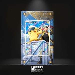 Könnte beinhalten: Ein klarer Acryl-Display-Koffer mit goldfarbenen Eckakzenten, der eine Pokémon-Sammelkarte präsentiert. Die Karte zeigt ein gelbes Pikachu mit Kapitänsmütze und einen Mann mit Brille. Das Gehäuse hat das Border Breakers-Logo.