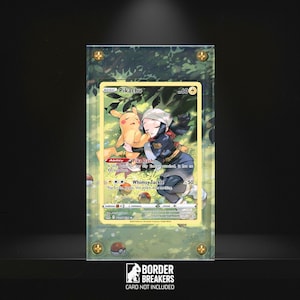Könnte beinhalten: Eine gerahmte Pokémon-Sammelkarte mit Pikachu und einer weiblichen Figur. Die Karte ist in einem transparenten Acrylrahmen mit goldfarbenen Eckakzenten eingefasst. Der Hintergrund ist ein verschwommenes Bild einer Waldszene, mit dem Border Breakers-Logo unten.