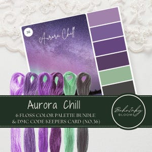 Könnte beinhalten: Eine Farbpalette-Karte mit sechs Knäuel Stickgarn in Violett-, Grün- und Grautönen. Die Karte ist mit "Aurora Chill" und "6 FLOSS COLOR PALETTE BUNDLE & DMC CODE KEEPERS CARD (NO. 36)" beschriftet.