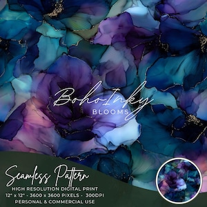 Può includere: Stampa digitale senza cuciture con un motivo floreale nei toni del blu, viola e oro. Il design include il testo "Boho Inky Blooms" e misura 30,48 cm x 30,48 cm.