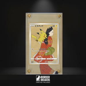 Könnte beinhalten: Eine gerahmte Pokémon-Sammelkarte mit Pikachu und einer Frau in einem roten Kimono. Die Karte hat japanischen Text und einen gold-cremefarbenen Hintergrund. Der Rahmen ist transparent mit goldfarbenen Schrauben. Das Border Breakers-Logo befindet sich unten mit dem Text "CARD NOT INCLUDED".