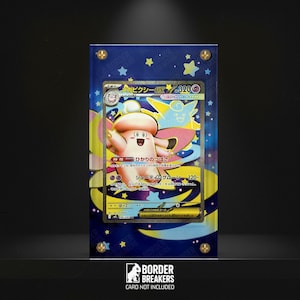 Puede incluir: Una tarjeta coleccionable enmarcada con un personaje de dibujos animados con cabeza de hongo y una cara sonriente. La tarjeta está en una funda acrílica transparente con un fondo azul decorado con estrellas y lunas. El texto de la tarjeta está en japonés.