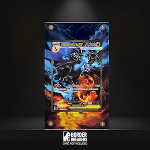 Op de afbeelding: Een ingelijste Pokémon-verzamelkaart met een Charizard EX-illustratie en Japanse tekst. De kaart wordt weergegeven in een heldere acryl behuizing met goudkleurige hoekschroeven. De achtergrond heeft een blauw en oranje vlammenpatroon, met het Border Breakers-logo onderaan.